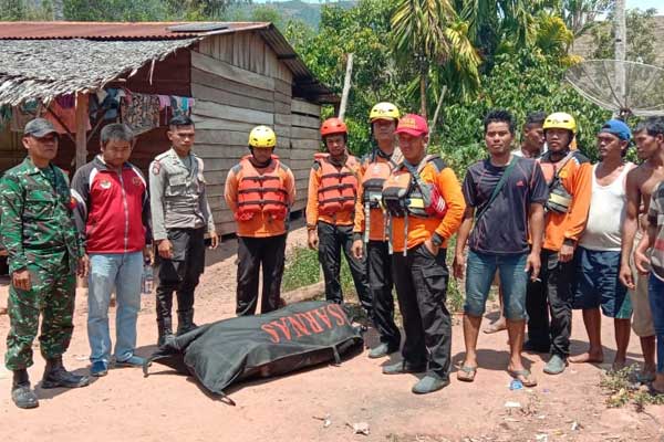 JASAD KORBAN: Polsek Tanahpinem dan Basarnas usai mengevakuasi jasar Putra Marbun dari Sungai Laekaperas Aceh Tenggara, Selasa (3/3). RUDY SITANGGANG