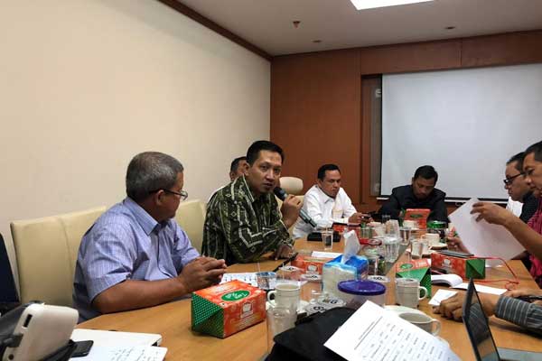 KETERANGAN: Ketua Komisi A DPRD Sumut, Hendro Susanto memberi keterangan kepada wartawan. , Rabu (4/3). PRAN HASIBUAN/SUMUT POS