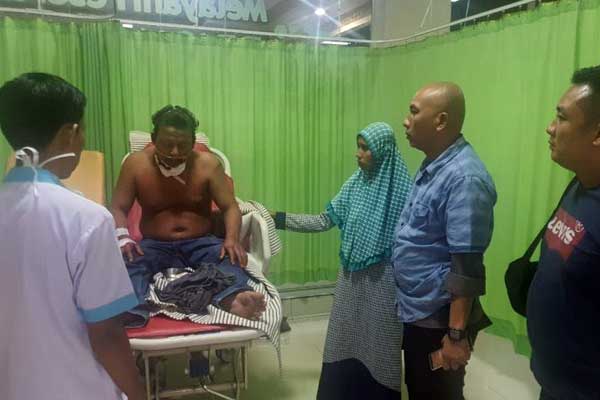 KORBAN: Korban pembacokan mendapatkan pertolongan di RS Putri Bidadari, Langkat. ILYAS EFFENDY/ SUMUT POS