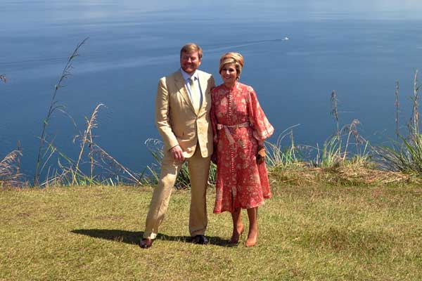BERFOTO: Raja dan Ratu Belanda saat di Bukit Singgolom, Kabupaten Toba, Kamis (12/3)