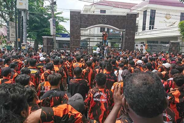 DEMO: Massa PP menggelar aksi demo di depan Kejati Sumut, Jalan AH Nasution Medan, Senin (9/3).