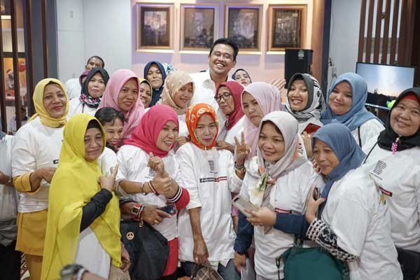 RELAWAN: Para ibu-ibu relawan pemenang Pilkada Medan foto bersama Bobby Nasution di Media Center Bobby Nasution Jalan Cik Ditiro Medan, Senin (2/3)
