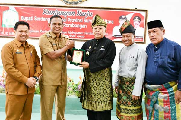 CENDERAMATA: Bupati Sergai, Ir H Soekirman memberikan cenderamata kepada Bupati Aceh Timur, H Hasballah HM Thaib, SH pada acara revitalisasi budaya lokal, Senin (3/3).