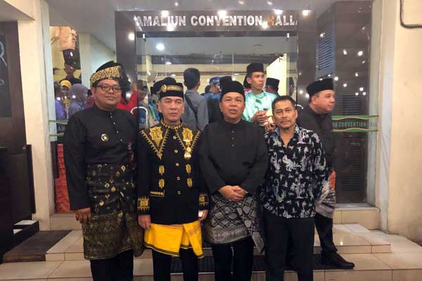 BERSAMA: Rusdi Sinuraya bersama Sultan Deli ke-XIV, Sri Peduka Tuanku Mahmud Aria Lamantjiji Perkasa Alam. Markus Pasaribu/Sumut Pos