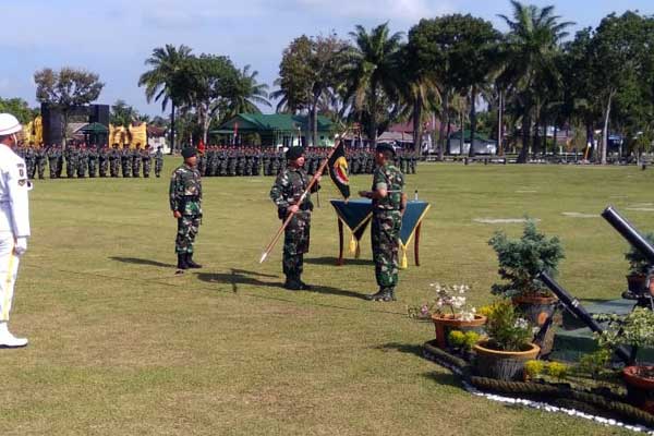 SERAHKAN: Letkol Lizardo Gumay menyerahkan tunggul Yonif Raider 100/PS kepada Pangdam I Bukit Barisan Mayjen MS Fadhilah, pada acara upacara sertijab Danyon Raider 100/PS.