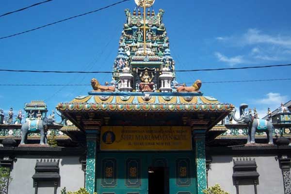 KUIL: Suasana dari Kuil Shri Mariamman Kuil di Jalan Tengku Umar Medan. Hari Raya Nyepi di Kota Medan kemarin tanpa dilakukan perayaan karena wabah virus Corona.