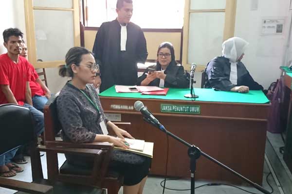 SIDANG: Rika Rosario Nainggolan terdakwa kasus penganiayaan menjalani sidang lanjutan dengan agenda keterangan saksi korban, Rabu (4/3)