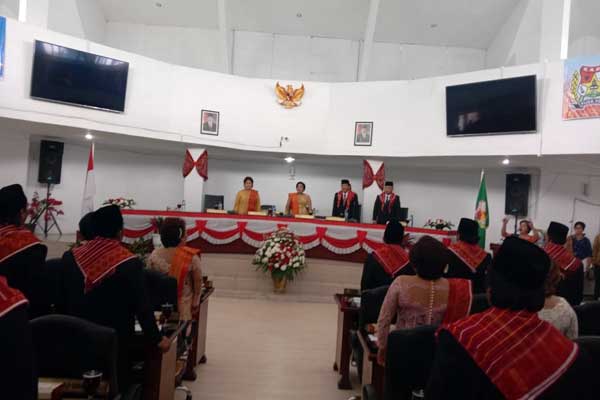 SIDANG ISTIMEWA: Wabup Karo, Cory S Sebayang  menghadiri sidang paripurna istimewa peringatan hari jadi Kabupaten Karo ke-74 di DPRD Karo, Jumat (6/3).  solideo/ SUMUT POS