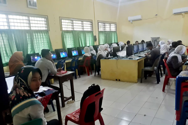 IKUTI UJIAN: Para siswa di salah satu SMK Swasta di Kabupaten Langkat mengikuti hari pertama ujian UNBK, Senin (16/3). ilyas/sumut pos