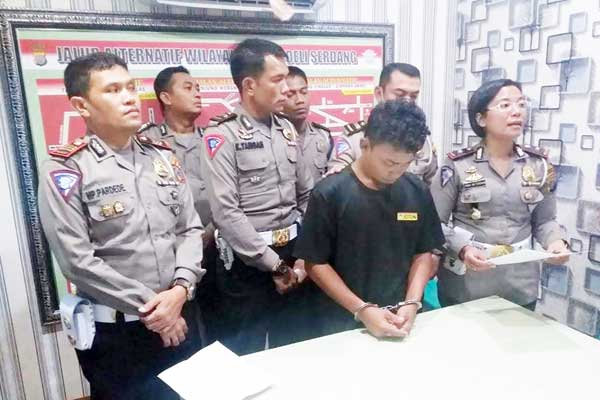 DITANGKAP:Kasat Lantas Polresta Deliserdang Kompol Rina Tarigan SIk didampingi Wakasat Lantas AKP MP Pardede, Kaur Bin Ops Iptu Kuat Tarigan, Kanit Laka Iptu Romi paparkaan penangkapan buronan pelaku penabrak anggota pesonel Lantas Polresta Deliserdang .