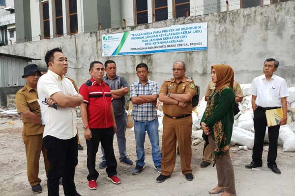 TINJAU: Komisi IV DPRD Medan dipimpin Ketua Komisi Paul MA Simanjuntak didampingi anggota, Hendra DS dan lainnya mengunjungi lokasi Grand Royal Central. Kunjungan itu diterima Reni Maisarah dan Marihot Manullang selaku pihak pengembang. markus /sumut pos