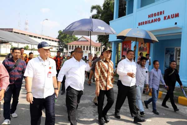 TINJAU: Wagubsu , Musa Rajekshah meninjau persiapan sarana dan prasarana untuk event Sumut Fair 2020, di Arena PRSU, eks gedung Tapian Daya, Jalan Gatot Subroto Medan.