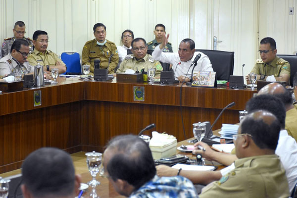 RAPAT: Gubsu Edy Rahmayadi didampingi Wagubsu Musa Rajekshah dan Plt Wali Kota Medan Akhyar Nasution memimpin rapat penanggulangan Covid-19, Senin (16/3).