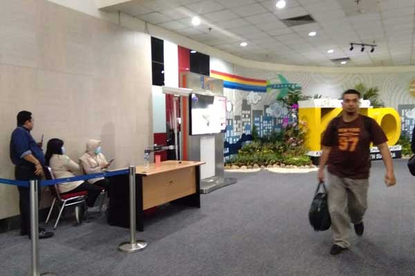 Thermoscanner: Sejumlah penumpang melintasi alat deteksi virus atau thermoscanner yang dipasang di terminal kedatangan domestik Bandara Internasional Kualanamu, Rabu (4/3).