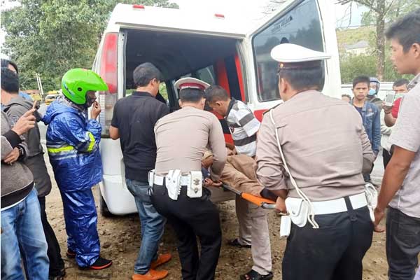 EVAKUASI: Polres Taput mengevakuasi korban meninggal dunia untuk dibawa ke Rumah Sakit Tarutung untuk divisum, Sabtu (21/3).