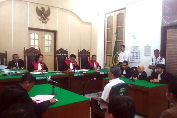 DITUNTUT : Tansri Chandra alias Tan Ben Chong, terdakwa kasus pencemaran nama baik menjalani sidang tuntutan, Rabu (18/3).