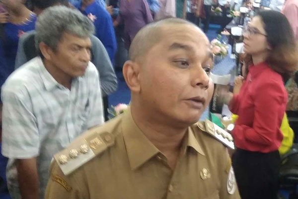 KETERANGAN: Bupati Tapteng, Bakhtiar Ahmad Sibarani memberi keterangan kepada wartawan.