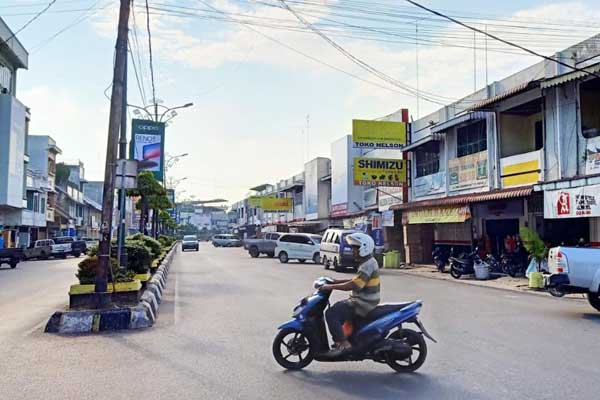 Melintas: Beberapa pengendara melintas di Kota Labuhanbatu. fajar/Sumut Pos