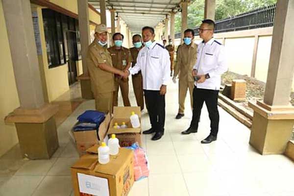 BERIKAN: Apindo Kota Tebingtinggi berikan bantuan APD dan Hand Sanitijer kepada RSUD dr Kumpulan Tebingtinggi. sopian/sumut pos