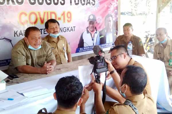 VIDEO CONFERENCE: Bupati Langkat, Terbit Rencana PA melakukan Video conference dengan Gubsu Edy Rahmayadi terkait penanganan pencegahan Covid-19 di Posko Satgas Gugus Tugas Penangulangan Covid-19.