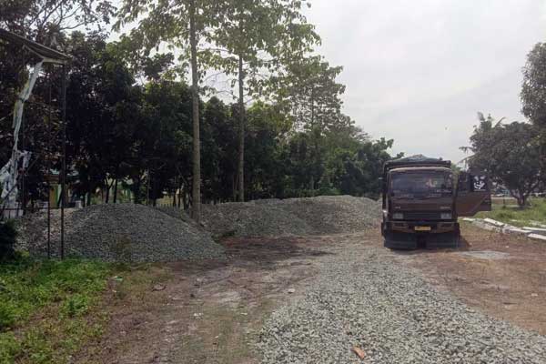 MENIMBUN: Proyek bangunan material jalur perlintasan Kereta api menimbun kawasan zona RTH Pemkab Sergai, didepan Replika Sultan Serdang, Senin (9/3). surya/sumut pos