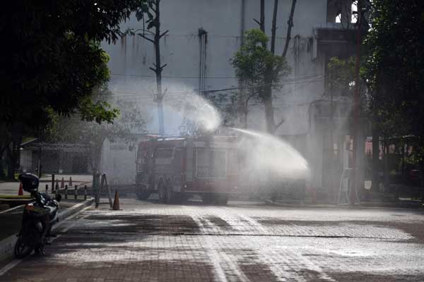 USU: Penyemprotan disinfektan menggunakan armada pemadam kebakaran di areal Kampus USU.