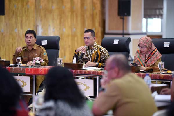 RAPAT: Wagubsu Musa Rajekshah memimpin rapat koordinasi upaya pencegahan penyebaran virus corona di Aula Raja Inal Siregar, Kantor Gubsu, Selasa (3/3). pran hasibuan/sumut pos