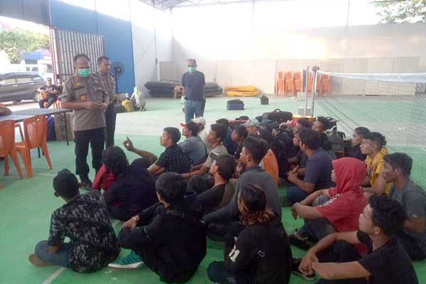 AMANKAN: Personel Satuan Reserse Kriminal Polres Tanjungbalai mengintrogasi 39 orang rombongan TKI yang datang dari Malyasia.