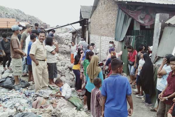 UNJUKRASA: Masyarakat yang menetap di sekitar TPA Terjun secara spontan berunjukrasa di Jalan Paluh Nibung, Paya Pasir, Kecamatan Medan Marelan, Senin (30/3) pukul 09.00 WIB. batara/sumut pos