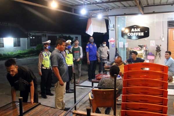 IMBAU: Tim gabungan Pemkab Deliserdang mernghimbau warga yang sedang nongkrong di kafe untuk tinggal di rumah, guna mencegah penyebaran virus Corona, Rabu (25/3).