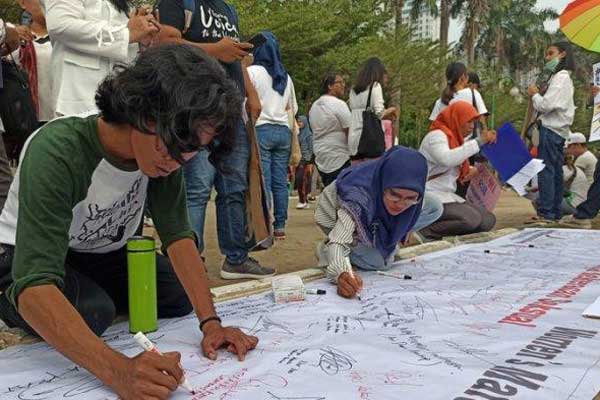 DUKUNGAN: Aktivis Women March Sumut melakukan penanda-tanganan spanduk, sebagai dukungan agar RUU-PKS, segera disahkan, Kamis (5/3).