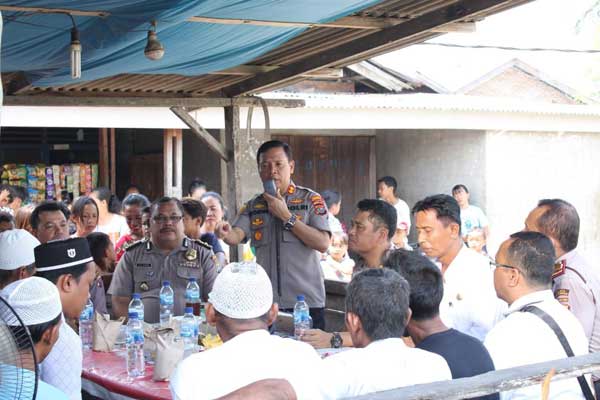 ARAHAN: Kapolres Sergai AKBP Robin Simatupang memberikan arahan kepada masyarakat Desa Nagur dalam mewujudkan Desa Nagur BERSINAR, Rabu (4/3).