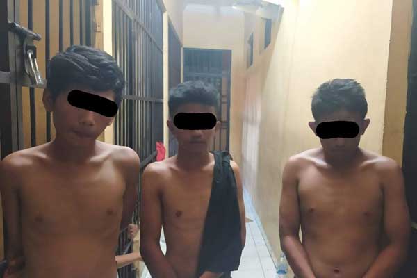 TERSANGKA:Diki Gultom, APH (18) dan JS (14) ditangkaap setelah berhasildigagalkan menjambret dompet Sri Endah