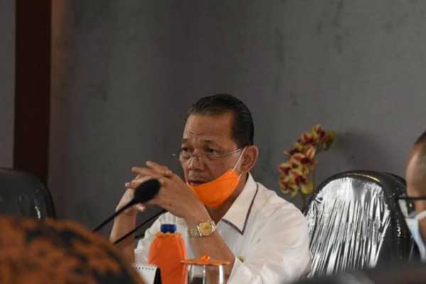 RAPAT: Bupati Tapanuli Selatan Syahrul M Pasaribu saat memimpin rapat bersama OPD.