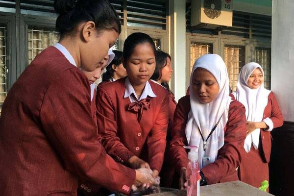 CUCI TANGAN: Para siswa SMK Negeri 7 Medan mencuci tangan sebelum mengikuti ujian nasional, Senin (16/7). bagus/sumut pos