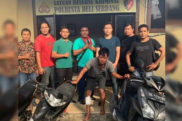 PINCANG: Dedi Syahputra menahan kesakitan betis kaki kirinya ditembak petugas saat pengembangan perkara pencurian sepedamotor.