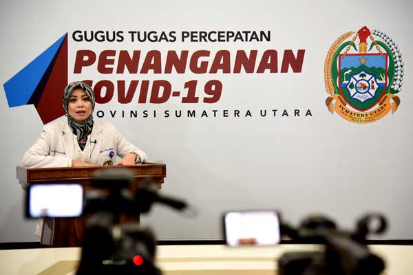 KETERANGAN: Koordinator Medis dan Paramedis Gugus Tugas Percepatan Penanganan Covid-19 Sumut, dr Restuti Saragih, memberi keterangan pers tentang RS GL Tobing yang memiliki standar yang baik dalam merawat PDP Covid-19 di Sumut, di Media Center Kantor Gubsu, Medan, Senin (30/3).