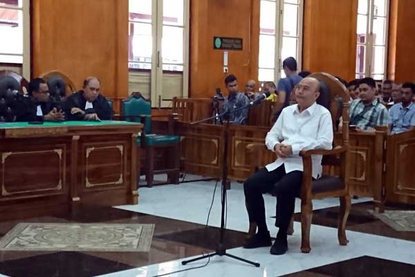 SIDANG: Wali Kota Medan nonaktif, HT Dzulmi Eldin menjalani sidang lanjutan dengan agenda eksepsi di Pengadilan Tipikor Medan, Kamis (12/3). agusman/sumut pos