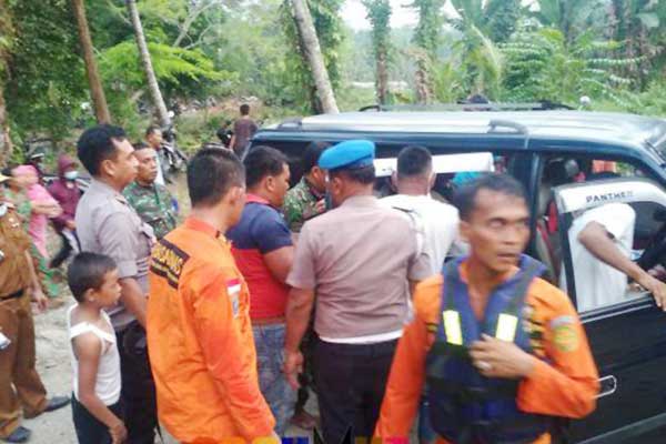 EVAKUASI: Tim SAR dan petugas Polsek Bangun Purba mengevakuasi jasad salah seorang siswi SMP yang tenggelam di sungai Buaya, Senin (23/3) sore.