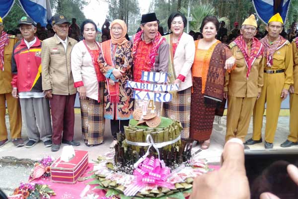 FOTO BERSAMA: Bupati Karo, Sekdaprovsu, Ketua DPRD Karo, Wakil Bupati Karo foto bersama dengan Legiun Veteran di depan tumpeng cimpa Hari Jadi ke-74 Tahun Kabupaten Karo.