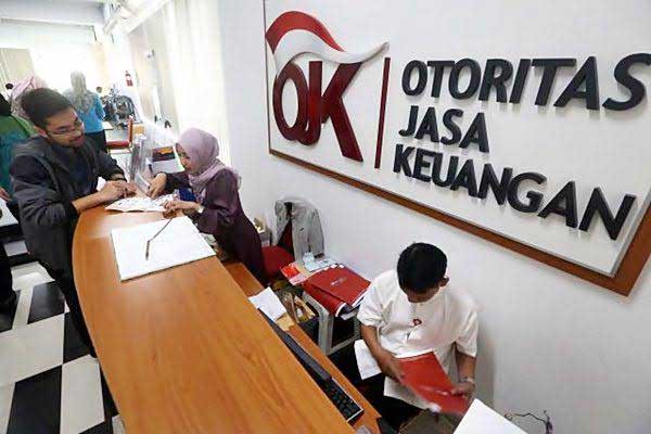 BERKAS: Pegawai OJK sedang memeriksa berkas di kantor OJK Jakarta, beberapa waktu yang lalu.