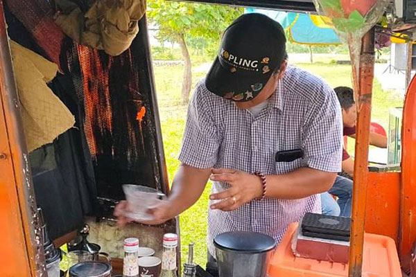 JUALAN KOPI: Sariaman Manik dengan Becak Koplingnya di Saturday Culture Pantai Situngkir, Pangururan, Kabupaten Samosir, Sumatera Utara, Sabtu (14/3).