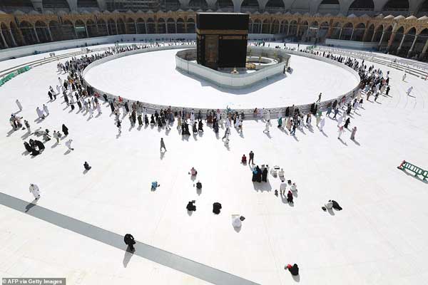 KAKBAH Jamaah mengelilingi Kakbah di Masjidil Haram, Mekah, situs paling suci Umat Islam, Sabtu (7/3). Arab Saudi membuka kembali daerah sekitar Kabah, setelah sebelumnya ditutup sebagai bagian dari serangkaian tindakan untuk memerangi wabah virus Corona.