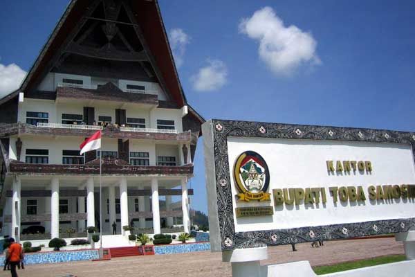 KANTOR BUPATI: Suasana di Kantor Bupati Toba Samosir, beberapa waktu lalu. Saat ini, kabupaten ini berubah nama menjadi Kabupaten Toba. 