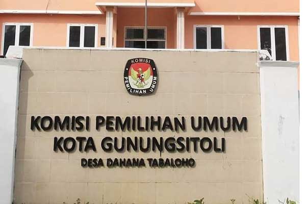 KPU GUNUNGSITOLI: Kantor KPU Kota Gunungsitoli, Desa Dahana Tabaloho, Kecamatan Gunungsitoli.