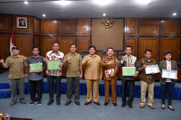 PROPER: Kadis Lingkungan Hidup Sumut, Binsar Situmorang, foto bersama penerima Penghargaan Proper di Gedung Bina Graha, Medan, Senin (9/3).
