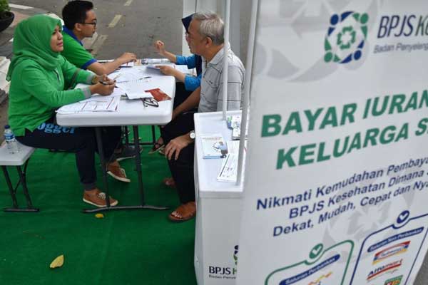 LAYANI: Karyawan BPJS Kesehatan sedang melayani nasabah pada pameran beberapa waktu yang lalu.