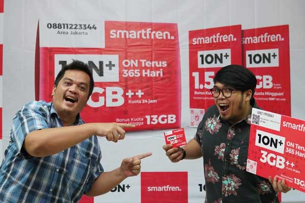 PERDANA: Regional Head Northern Sumatera Smartfren, Jefry Batubara (kanan) bersama rekan saat menunjukkan kartu perdana 1ON+ di Medan, Senin (23/3).