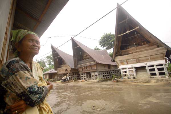 STERIL RUMAH ADAT: Sejumlah petugas mensterilkan lokasi rumah adat yang akan dikunjungi Raja dan Ratu Belanda, di Dusun Siambat Dalan, Desa Lintong Nihuta, Kabupaten Toba, Sumut, Rabu (11/3).