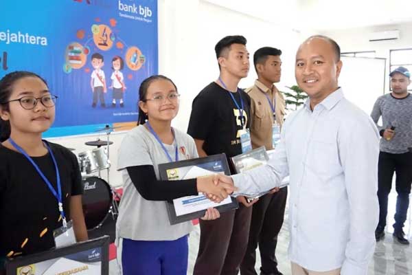 PIAGAM: Kepala Cabang BJB Medan, Adrianus Ulun menyerahkan piagam penghargaan kepada siswa siswa SMP dan SMA Santo Thomas 1 pada acara sosialisasi tabungan Simpanan Pelajar (SimPel) kepada lebih kurang 300, Sabtu (22/2).